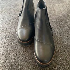Size 8 1/2 women’s Clark’s boots very comfortable worn one time
